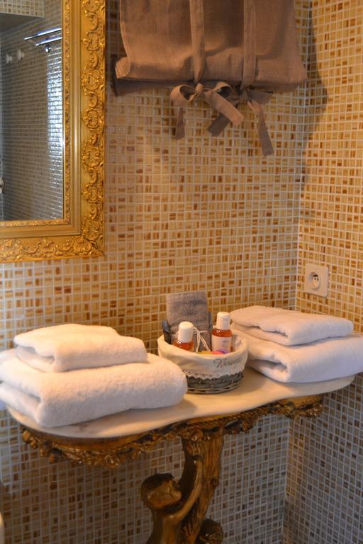 Chateau De Peufeilhoux Vallon-en-Sully Room photo